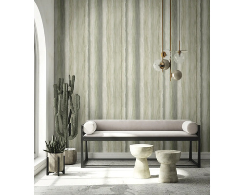 Heller Raum mit gemusterter Tapete, Bank, Beistelltischen und Zimmerpflanzen