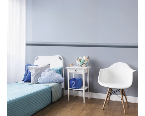 Kinderzimmer mit Bett, Nachttisch und Stuhl