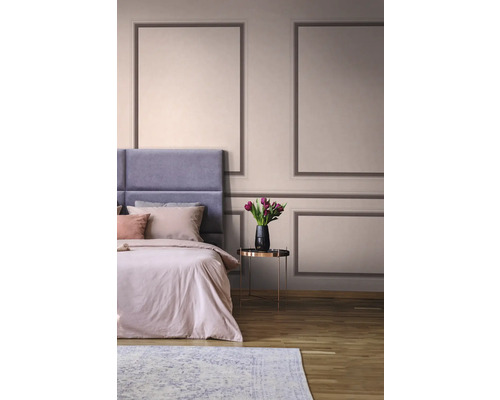 Helles Schlafzimmer mit Bett, Nachttisch und Wandpaneelen