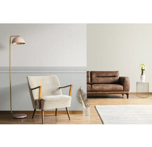 Wohnzimmer mit Sessel, Sofa, Stehlampe und Dekoration auf Holzboden