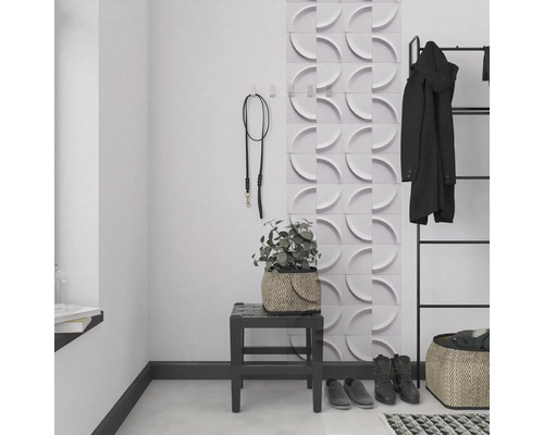 Eingangsbereich mit Wandpaneelen, Garderobenständer, Hocker, Pflanze und Schuhen