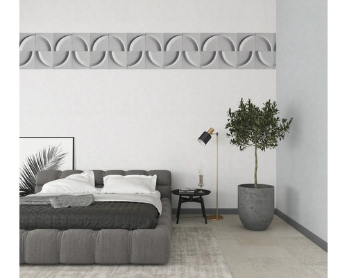 Schlafzimmer mit Bett, Nachttisch, Stehlampe, Zimmerpflanze und Wandpaneelen