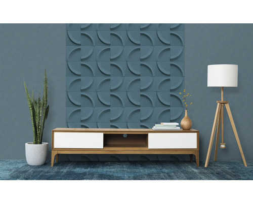 Wohnzimmer mit dreidimensionalen Wandpaneelen, Sideboard und Stehlampe