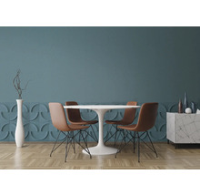 Esszimmer mit weißem Tisch, braunen Stühlen und Wanddekoration