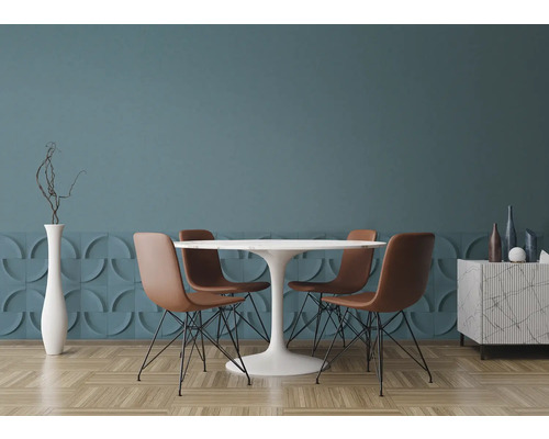 Esszimmer mit weißem Tisch, braunen Stühlen und Wanddekoration