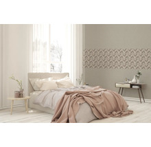 Helles Schlafzimmer mit Bett, Nachttisch und Wandpaneelen im Halbkreisdesign.