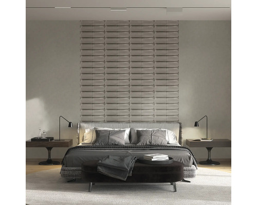 Schlafzimmer mit strukturierten Wandpaneelen hinter dem Bett und Nachttischen mit Lampen