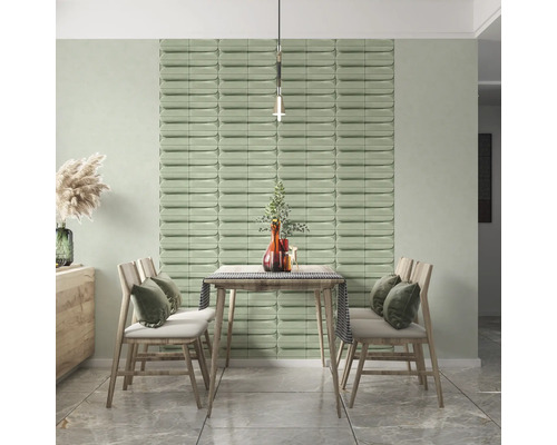 Esszimmer mit Esstisch, Stühlen und Wandpaneelen