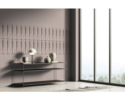 Wohnraum mit Wandpaneelen, Regal, Lampe und Dekoration