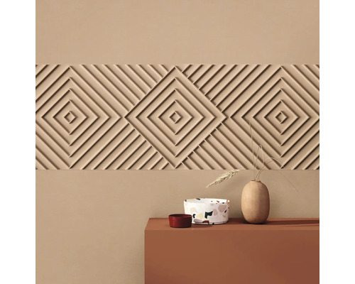 Dekorative Wandpaneele mit geometrischem Rautenmuster über einem Schrank mit Vasen und Schalen