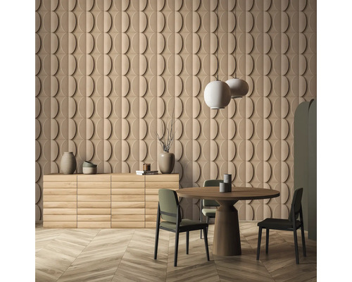 Wohnraum mit Wandpaneelen in ovalem Design, Sideboard, Esstisch und Stühlen.