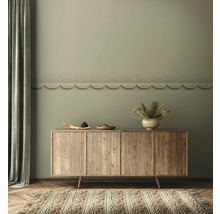 Wohnzimmer mit Holzkommode, Dekoration und Teppich