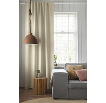 Wohnzimmer mit Vorhang, Fensterjalousien, Lampe und Sofa