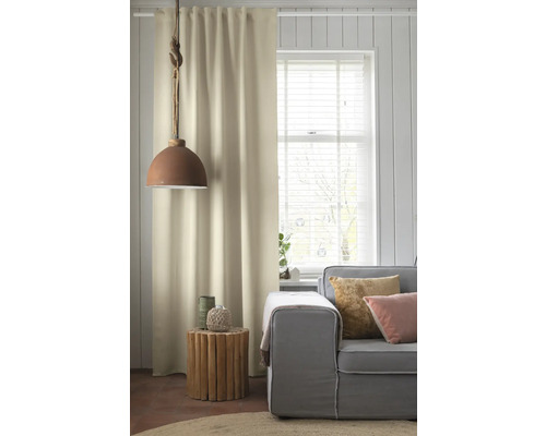 Wohnzimmer mit Vorhang, Fensterjalousien, Lampe und Sofa