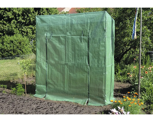 Gewächshaus mit Folie im Garten.