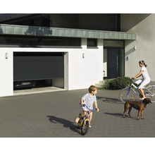 Modernes Haus mit Garage, Sectionaltor und spielenden Kindern