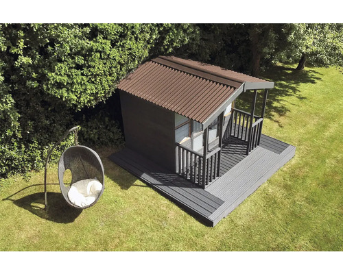 Gartenhaus mit Terrasse und Hängesessel auf einer Rasenfläche