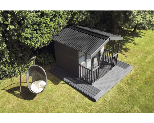 Gartenhaus mit Terrasse und Hängesessel im Garten.