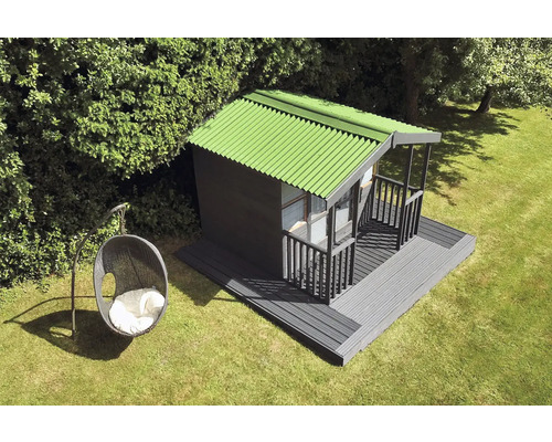 Gartenansicht mit Gartenhaus, Veranda und Hängekorb auf Rasenfläche