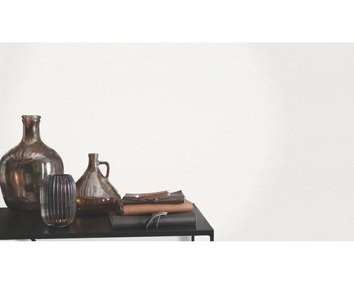 Dekorative Glasvasen und Notizbücher auf einem Tisch