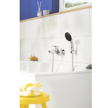 Aufnahme eines Badezimmers mit Wannenarmatur und Handbrause an einer Badewanne