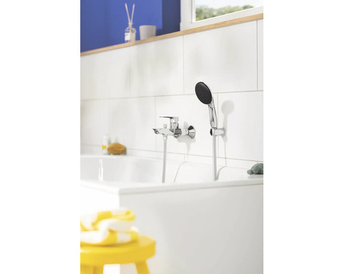 Aufnahme eines Badezimmers mit Wannenarmatur und Handbrause an einer Badewanne