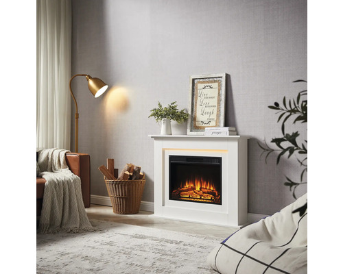 Wohnzimmer mit elektrischem Kamin, Stehlampe, Sofa und Dekorationen