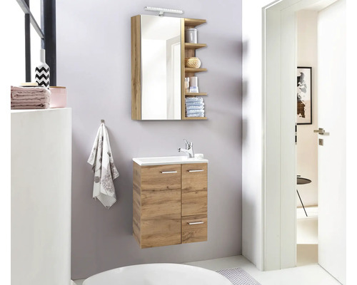 Badezimmer mit Waschtischunterschrank, Waschbecken, Spiegelschrank und Regalen