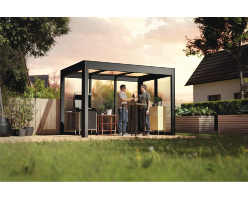 Pergola mit zwei Männern im Garten, die ein Getränk genießen. Grillmöbel und Hochbeete sind ebenfalls zu sehen.