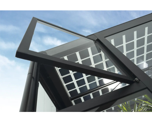 Nahaufnahme eines Gewächshauses mit Solarzellen zur Energiegewinnung.