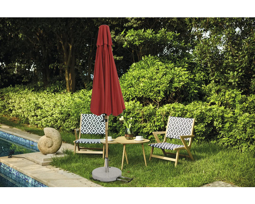 Szene im Garten mit geschlossenem Sonnenschirm, Gartentisch und zwei Stühlen