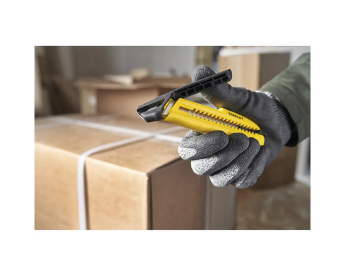 Ein gelbes Stanley-Teppichmesser in einer Hand mit Arbeitshandschuhen.