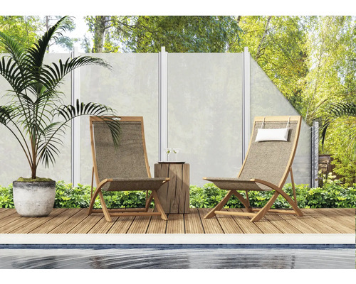 Gartenszene mit zwei Holzliegestühlen, Holzhocker und Sichtschutzzaun auf einer Holzterrasse am Pool