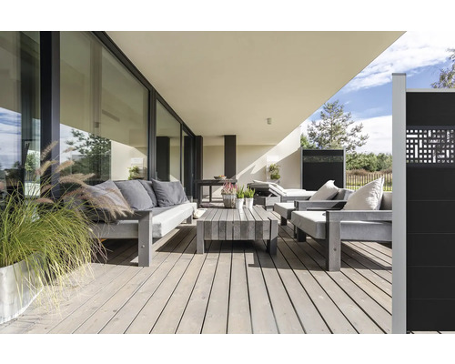 Terrasse mit Holzterrasse, Lounge-Möbeln und Sichtschutz