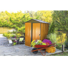 Gartenszene mit Gerätehaus, Schubkarre und Blumen auf einem Holzsteg
