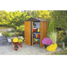 Gartenschuppen mit geöffneter Tür und Gartengeräten auf Holzterrasse