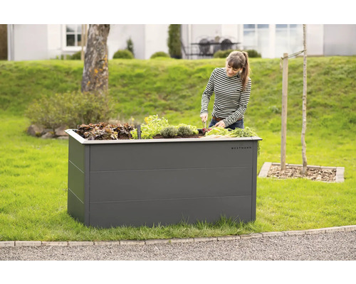 Frau bei der Gartenarbeit an einem Hochbeet von Westmann im Garten.