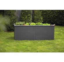 Hochbeet aus Metall mit Bepflanzung im Garten