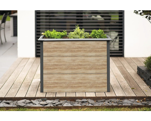 Quadratischer Pflanzkasten aus Holzimitat auf einer Terrasse