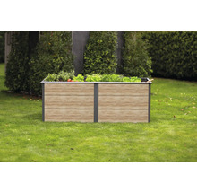 Hochbeet aus Holz und Metall auf einer Rasenfläche mit angepflanztem Gemüse.