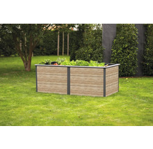Hochbeet aus Holz und Metall im Garten mit Bepflanzung