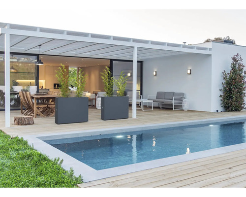 Modernes Gartendesign mit Pool, Pergola, Gartenmöbeln und Pflanzenkübeln