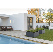 Außenbereich mit Pool, Terrasse, Gartenmöbeln und bepflanzten Pflanzkästen