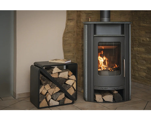 Kaminofen mit Holz und Holzregal