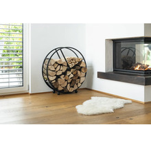 Kaminholzregal aus Metall mit Holzscheiten neben einem Kamin