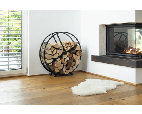 Kaminholzregal aus Metall mit Holzscheiten neben einem Kamin