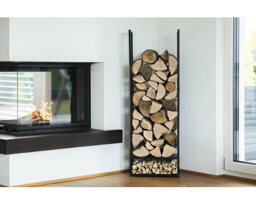 Kaminzimmer mit brennendem Kamin und einem Brennholzregal gefüllt mit Holzscheiten