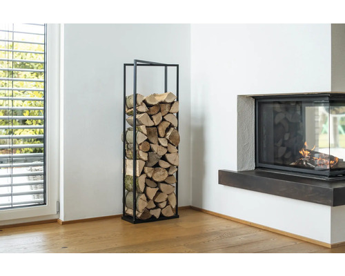 Wohnzimmer mit Kamin, Holzscheiten im Holzregal aus Metall