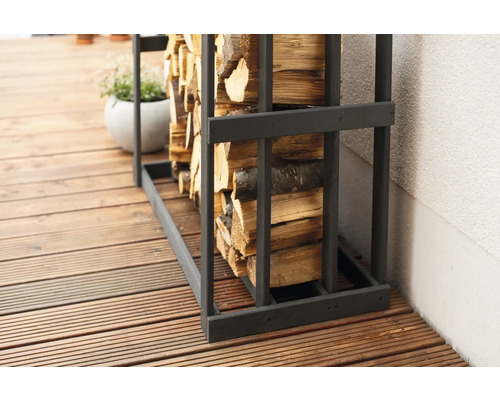 Brennholzregal aus Metall mit Holzscheiten auf einer Terrasse