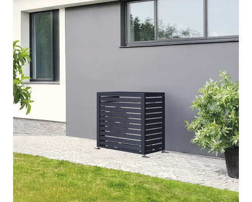 Verkleidung für Klimaanlage im Außenbereich aus horizontalen Lamellen.